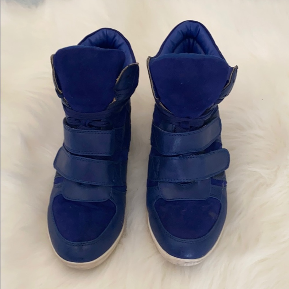 Blue heeled tennis shoes
